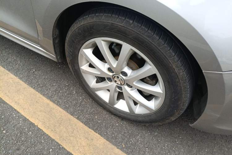 Used Volkswagen Sagitar 2012 1.6L Manual Comfort Model Right Front Wheel Hub