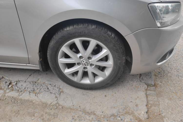 Used Volkswagen Sagitar 2012 1.6L Manual Comfort Model Right Front Wheel Hub