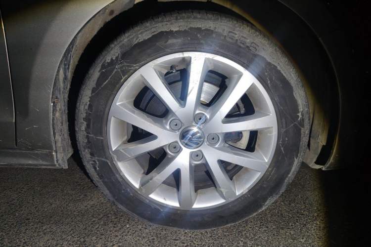 Used Volkswagen Sagitar 2012 1.6L Automatic Comfort Edition Right Front Wheel Hub
