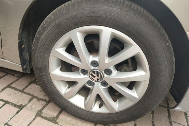 Used Volkswagen Sagitar 2012 1.6L Automatic Comfort Edition Right Front Wheel Hub
