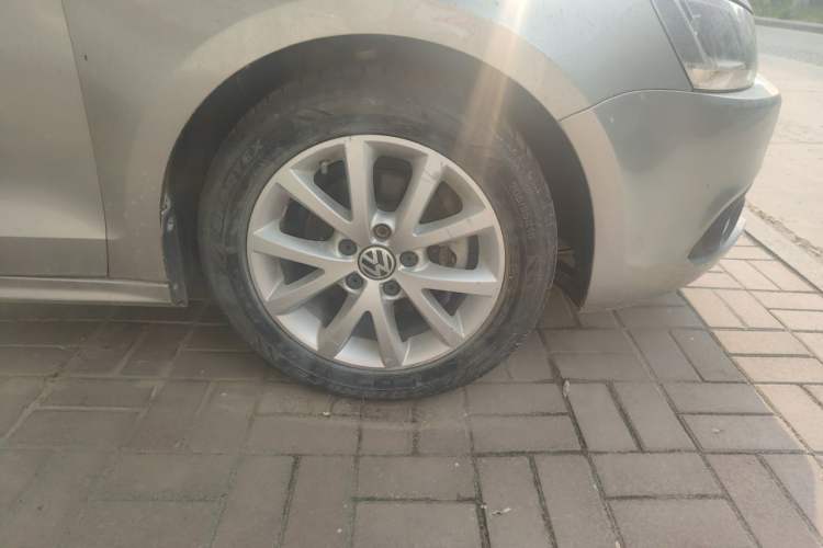 Used Volkswagen Sagitar 2012 1.6L Automatic Comfort Edition Right Front Wheel Hub
