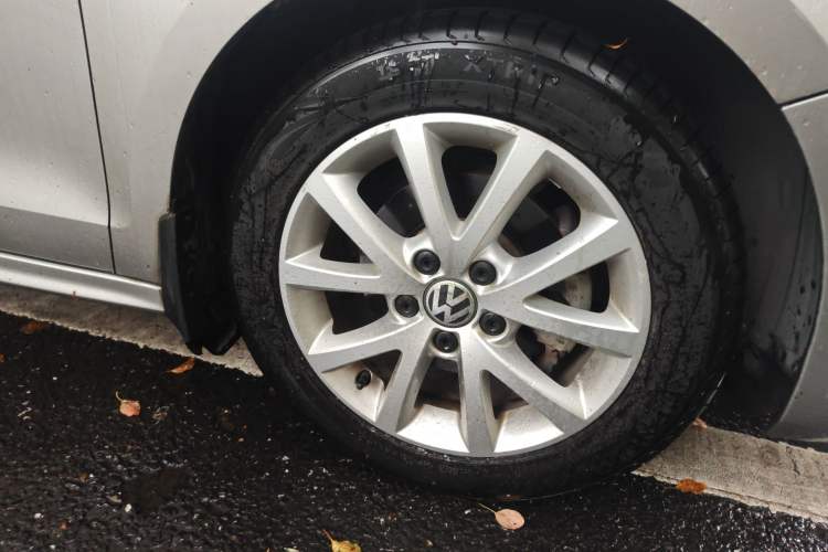 Used Volkswagen Sagitar 2012 1.6L Automatic Comfort Edition Right Front Wheel Hub