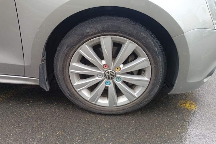 Used Volkswagen Sagitar 2012 1.4TSI Manual Luxury Model Right Front Wheel Hub