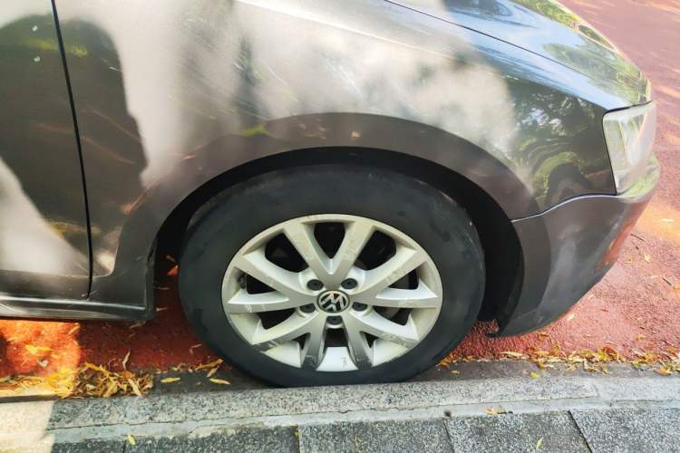 Used Volkswagen Sagitar 2012 1.4TSI Automatic Luxury Edition Right Front Wheel Hub