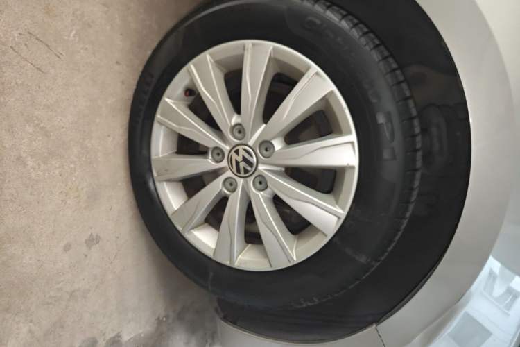 Used Volkswagen Sagitar 2012 1.4TSI Automatic Luxury Edition Right Front Wheel Hub