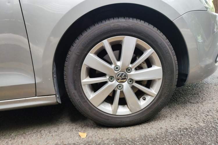 Used Volkswagen Sagitar 2012 1.4TSI Automatic Fashion Edition Right Front Wheel Hub
