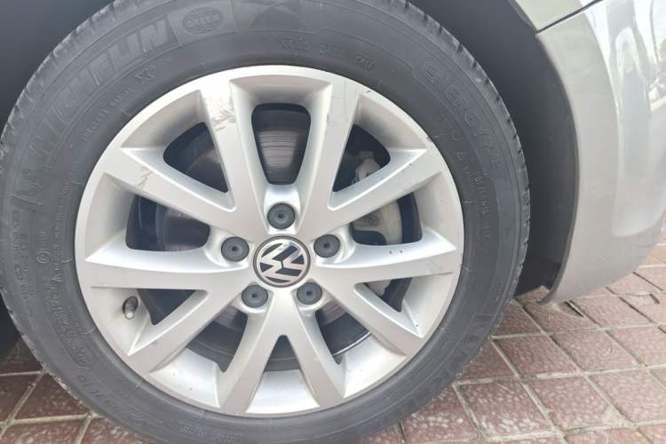 Used Volkswagen Sagitar 2012 1.4TSI Manual Luxury Model Right Front Wheel Hub