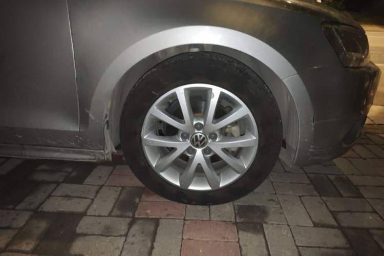 Used Volkswagen Sagitar 2012 1.6L Manual Fashion Edition Right Front Wheel Hub