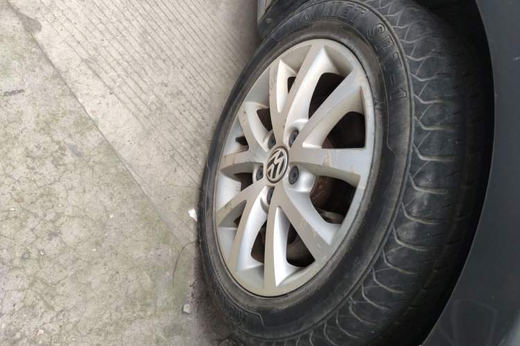 Used Volkswagen Sagitar 2012 1.4TSI Automatic Luxury Edition Right Front Wheel Hub