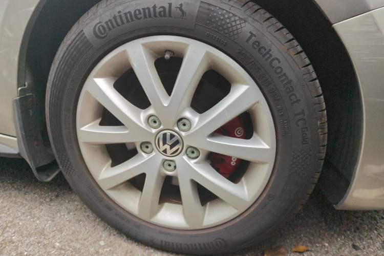 Used Volkswagen Sagitar 2012 1.4TSI Automatic Luxury Edition Right Front Wheel Hub