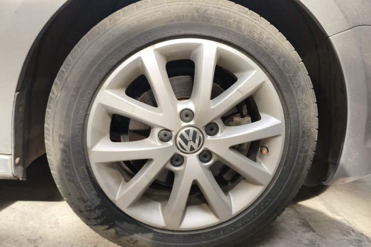 Used Volkswagen Sagitar 2012 1.6L Manual Comfort Model Right Front Wheel Hub