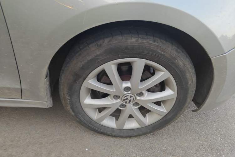 Used Volkswagen Sagitar 2012 1.6L Automatic Comfort Edition Right Front Wheel Hub