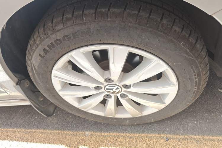 Used Volkswagen Sagitar 2012 1.6L Automatic Comfort Edition Right Front Wheel Hub