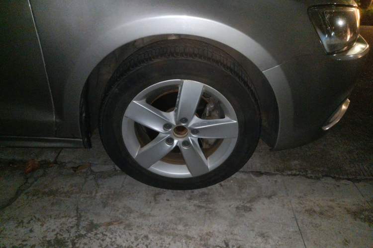 Used Volkswagen Sagitar 2012 1.4TSI Automatic Fashion Edition Right Front Wheel Hub
