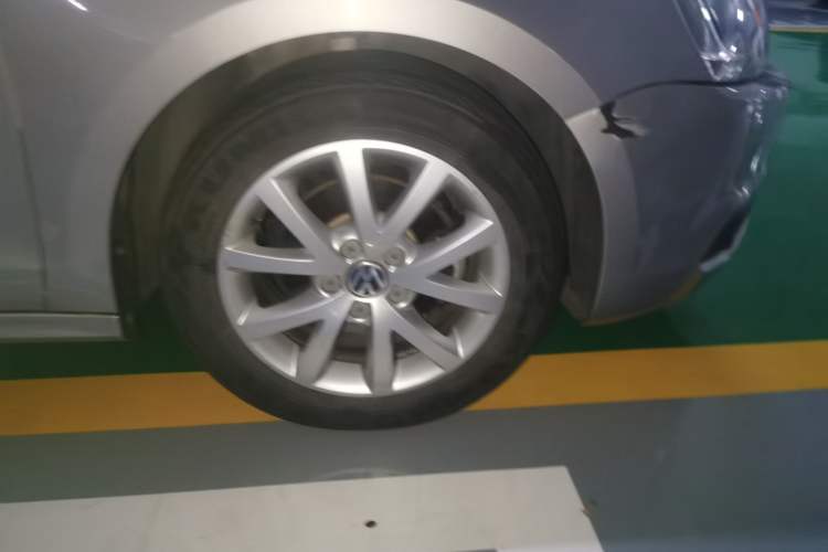 Used Volkswagen Sagitar 2012 1.6L Manual Comfort Model Right Front Wheel Hub