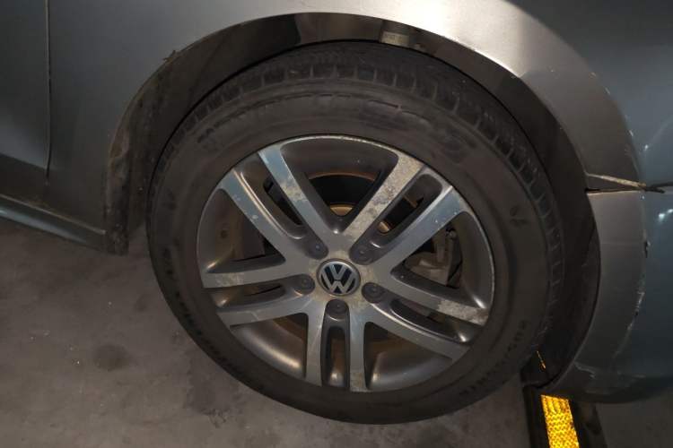 Used Volkswagen Sagitar 2012 1.6L Automatic Comfort Edition Right Front Wheel Hub