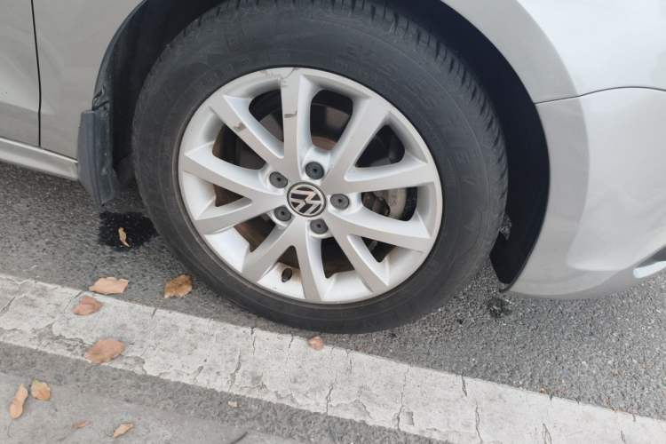 Used Volkswagen Sagitar 2012 1.6L Automatic Comfort Edition Right Front Wheel Hub