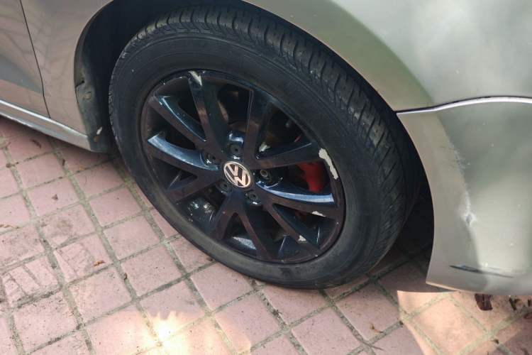 Used Volkswagen Sagitar 2012 1.4TSI Manual Luxury Model Right Front Wheel Hub