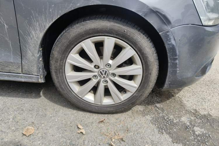 Used Volkswagen Sagitar 2012 1.6L Automatic Comfort Edition Right Front Wheel Hub