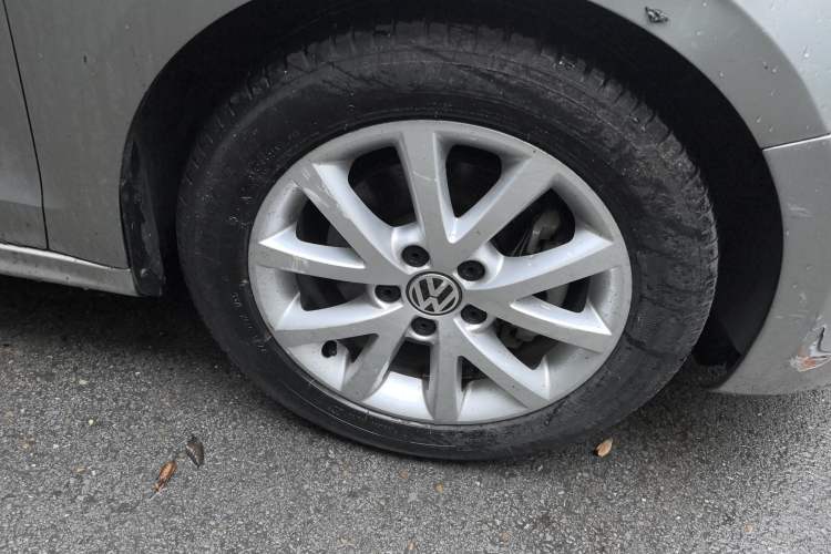 Used Volkswagen Sagitar 2012 1.4TSI Automatic Luxury Edition Right Front Wheel Hub