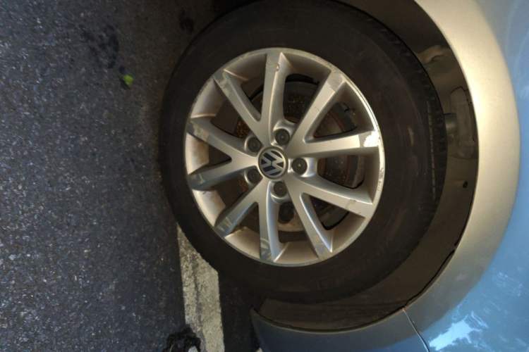 Used Volkswagen Sagitar 2012 1.6L Automatic Comfort Edition Right Front Wheel Hub