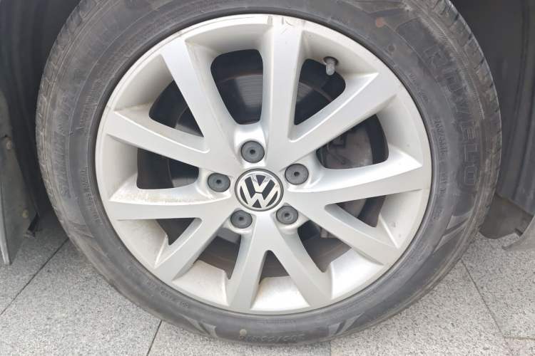 Used Volkswagen Sagitar 2012 1.4TSI Manual Luxury Model Right Front Wheel Hub