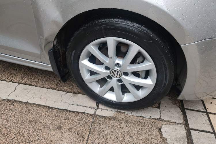 Used Volkswagen Sagitar 2012 1.4TSI Automatic Luxury Edition Right Front Wheel Hub