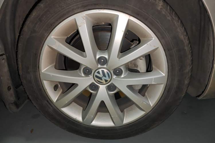 Used Volkswagen Sagitar 2012 1.4TSI Automatic Luxury Edition Right Front Wheel Hub