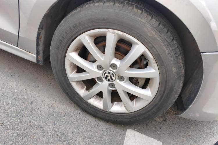 Used Volkswagen Sagitar 2012 1.6L Manual Comfort Model Right Front Wheel Hub