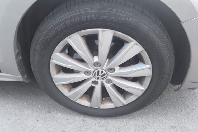 Used Volkswagen Sagitar 2012 1.6L Automatic Comfort Edition Right Front Wheel Hub