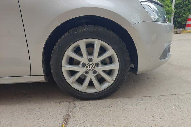 Used Volkswagen Sagitar 2012 1.4TSI Automatic Luxury Edition Right Front Wheel Hub
