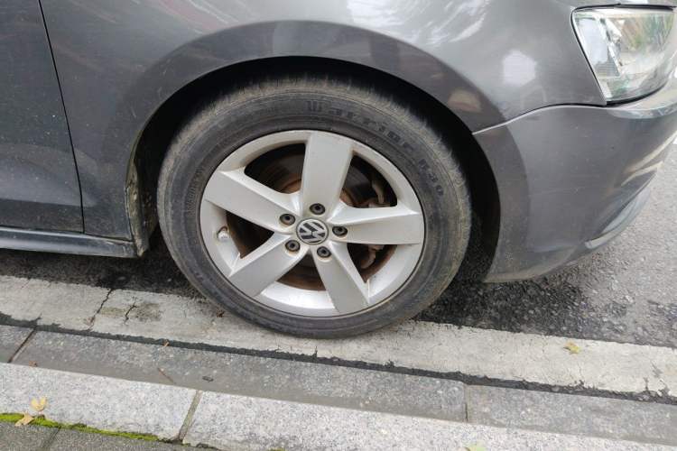 Used Volkswagen Sagitar 2012 1.6L Automatic Fashion Edition Right Front Wheel Hub