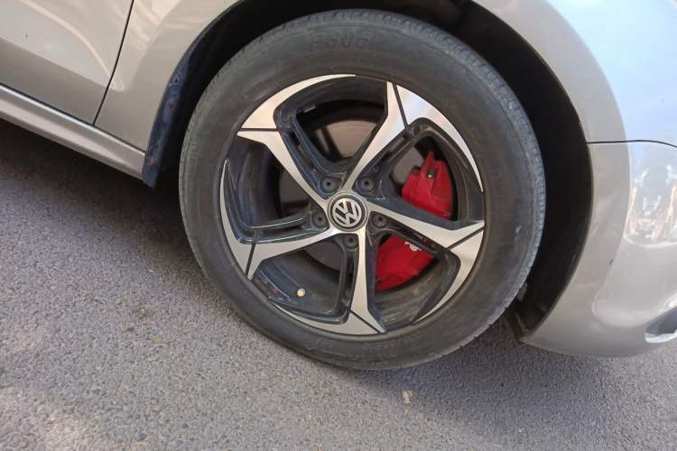Used Volkswagen Sagitar 2012 1.4TSI Automatic Luxury Edition Right Front Wheel Hub