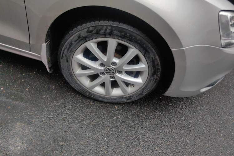Used Volkswagen Sagitar 2012 1.6L Manual Comfort Model Right Front Wheel Hub