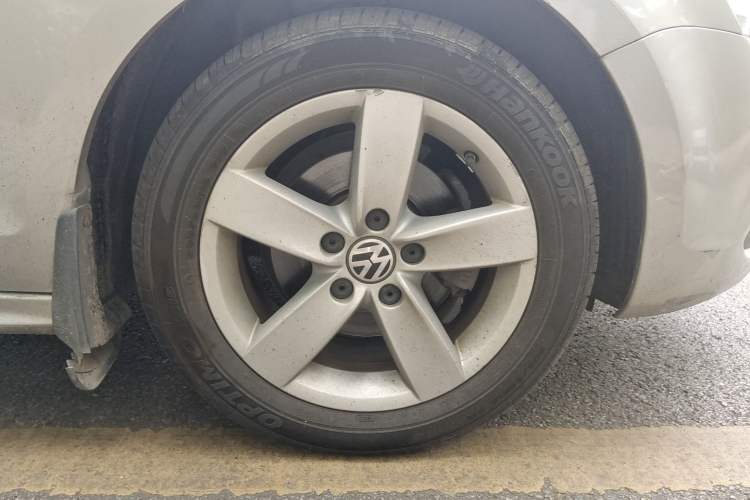 Used Volkswagen Sagitar 2012 1.6L Automatic Fashion Edition Right Front Wheel Hub