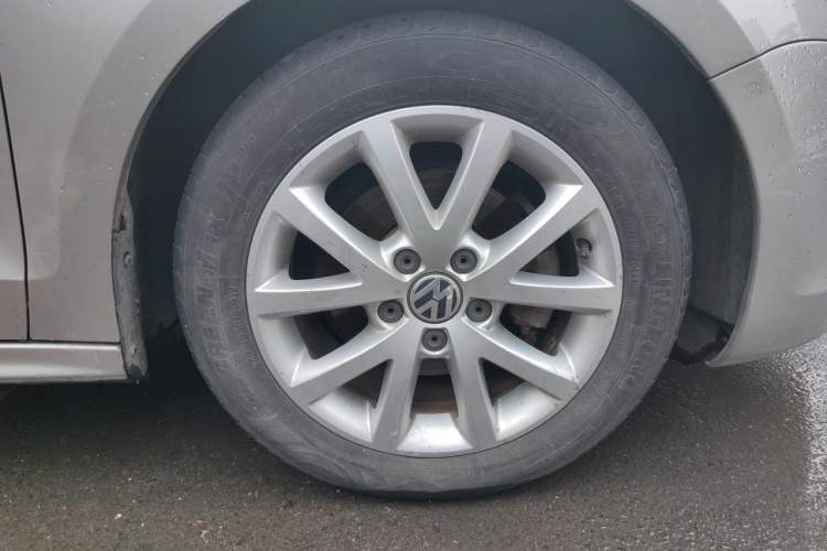 Used Volkswagen Sagitar 2012 1.6L Manual Comfort Model Right Front Wheel Hub