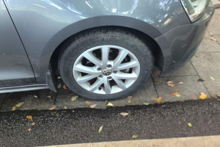 Used Volkswagen Sagitar 2012 1.6L Manual Comfort Model Right Front Wheel Hub
