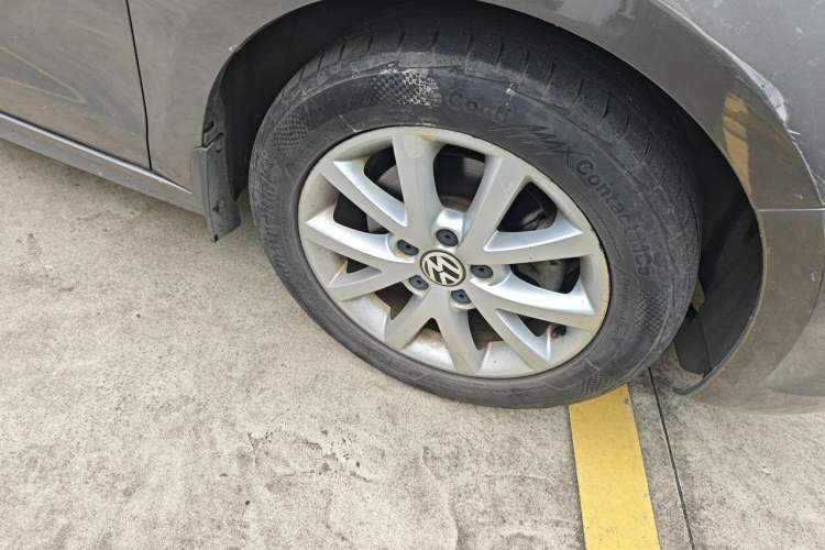 Used Volkswagen Sagitar 2012 1.4TSI Automatic Luxury Edition Right Front Wheel Hub