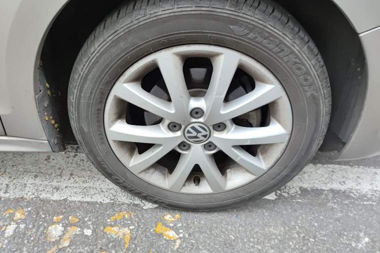 Used Volkswagen Sagitar 2012 1.6L Automatic Comfort Edition Right Front Wheel Hub