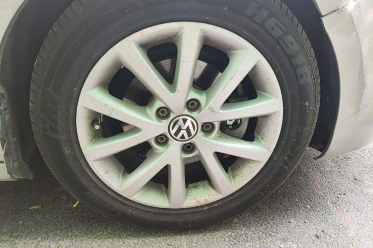 Used Volkswagen Sagitar 2012 1.6L Manual Comfort Model Right Front Wheel Hub