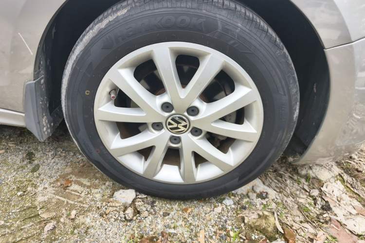 Used Volkswagen Sagitar 2012 1.6L Automatic Comfort Edition Right Front Wheel Hub