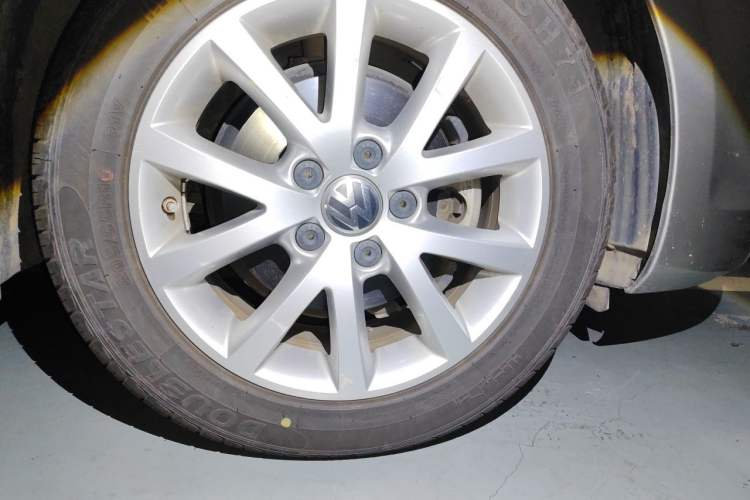 Used Volkswagen Sagitar 2012 1.6L Automatic Comfort Edition Right Front Wheel Hub