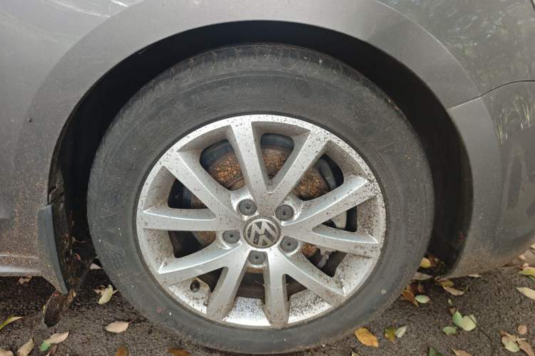 Used Volkswagen Sagitar 2012 1.6L Manual Comfort Model Right Front Wheel Hub