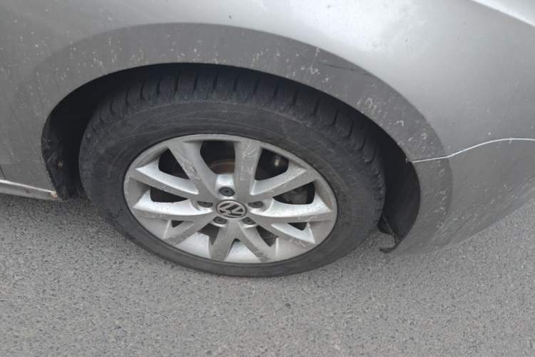 Used Volkswagen Sagitar 2012 1.6L Automatic Comfort Edition Right Front Wheel Hub