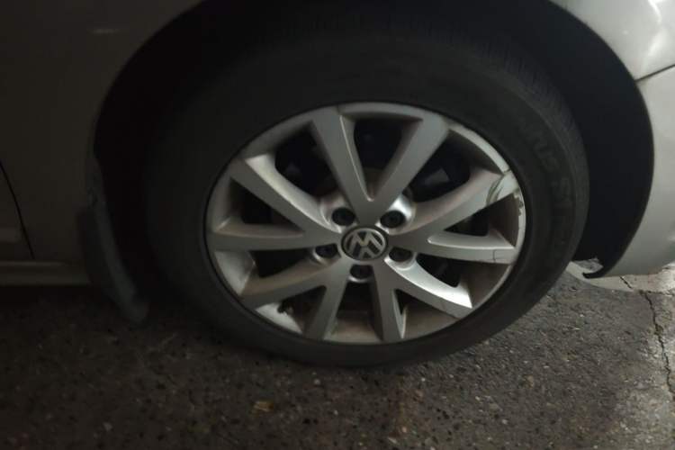 Used Volkswagen Sagitar 2012 1.6L Automatic Comfort Edition Right Front Wheel Hub