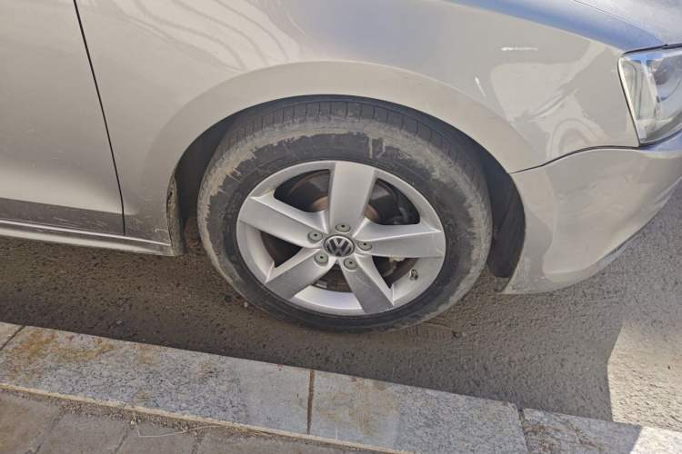 Used Volkswagen Sagitar 2012 1.6L Automatic Fashion Edition Right Front Wheel Hub