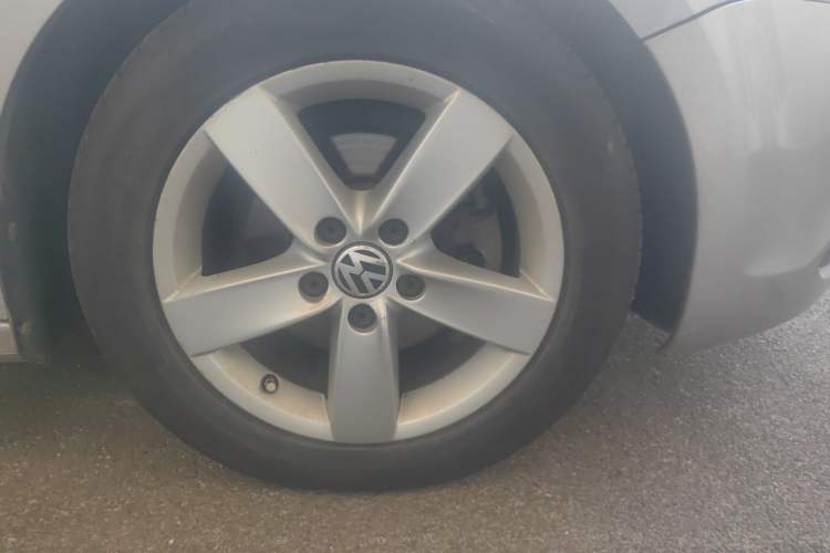 Used Volkswagen Sagitar 2012 1.6L Manual Fashion Edition Right Front Wheel Hub