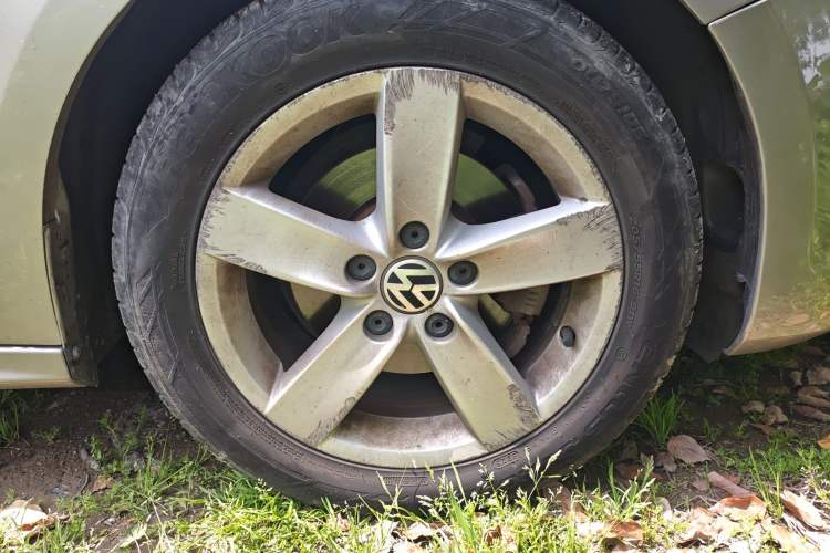 Used Volkswagen Sagitar 2012 1.6L Manual Fashion Edition Right Front Wheel Hub