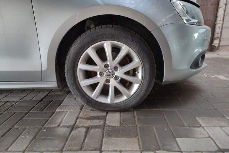 Used Volkswagen Sagitar 2012 1.6L Automatic Comfort Edition Right Front Wheel Hub