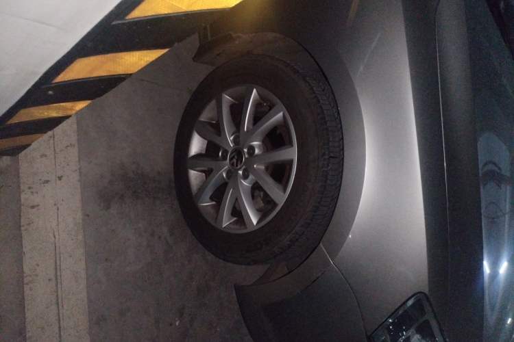 Used Volkswagen Sagitar 2012 1.6L Automatic Comfort Edition Right Front Wheel Hub
